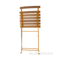 Silla plegable con estructura de acero con tapa de madera